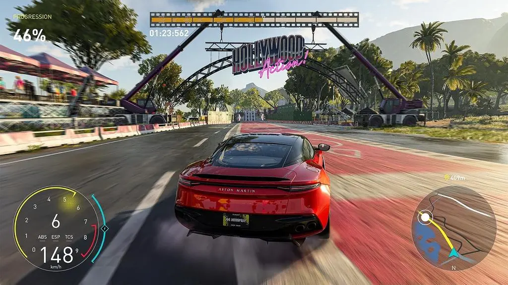Aston Martin vermelho cruzando o portal Hollywood Action