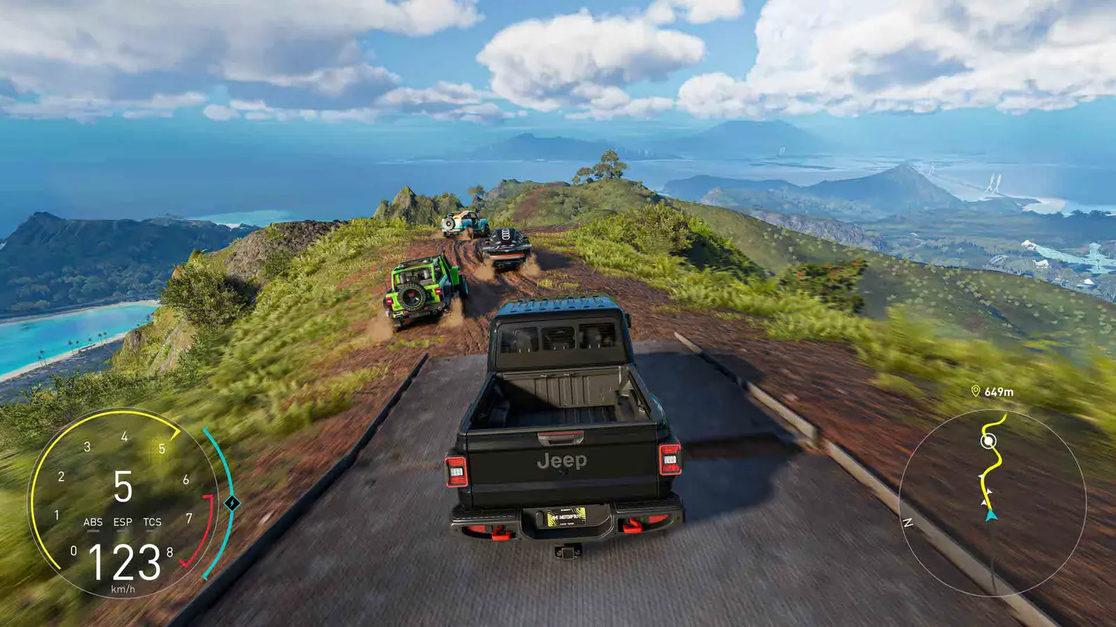 Jeep subindo uma trilha de terra nas montanhas de Oʻahu, com o mar ao fundo